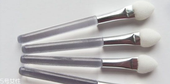 眼影刷和眼影棒哪個(gè)值得買(mǎi)？眼影刷水貂毛最好