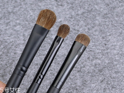 如何清洗化妝刷？眼影刷的選擇與使用方法