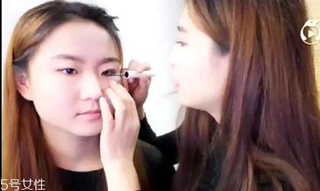 內(nèi)雙怎么畫眼線？內(nèi)雙眼皮畫眼妝技巧