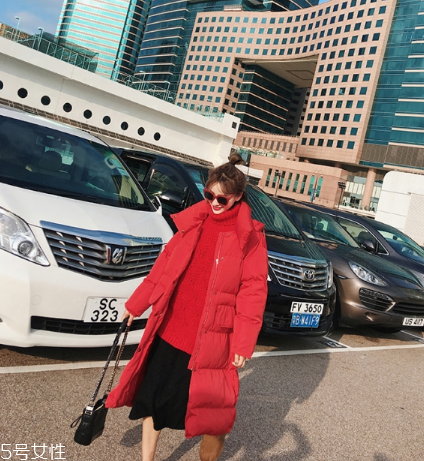 紅色毛衣配什么外套？冬季搭配風(fēng)度與溫度共存