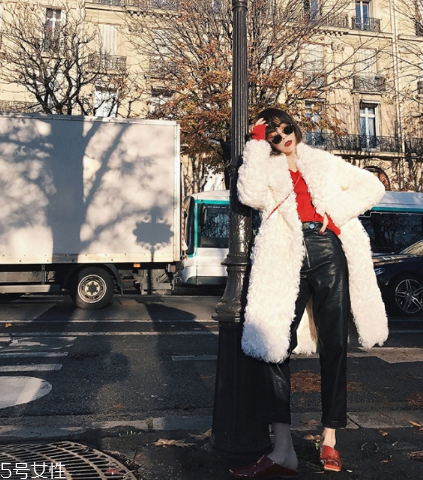 紅色毛衣配什么外套？冬季搭配風(fēng)度與溫度共存