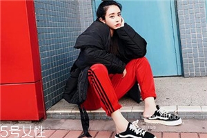 紅色褲子配什么顏色上衣？搭配對(duì)顏色才不會(huì)俗氣