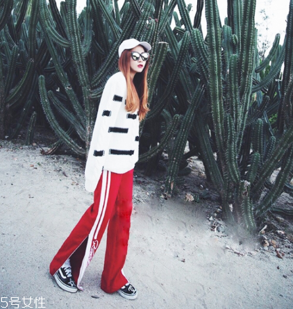 紅色褲子配什么顏色上衣？搭配對(duì)顏色才不會(huì)俗氣