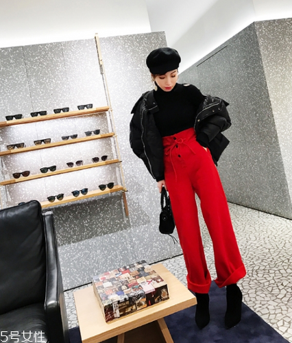 紅色褲子配什么顏色上衣？搭配對(duì)顏色才不會(huì)俗氣