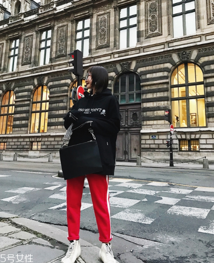 紅色褲子配什么顏色上衣？搭配對(duì)顏色才不會(huì)俗氣