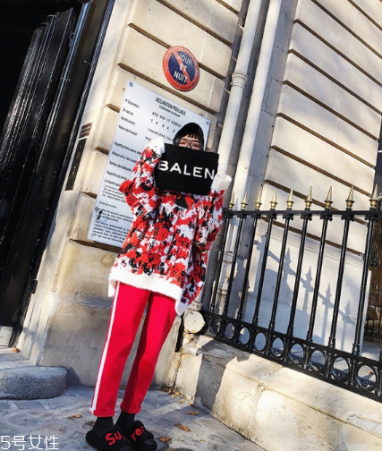 紅色褲子配什么顏色上衣？搭配對(duì)顏色才不會(huì)俗氣