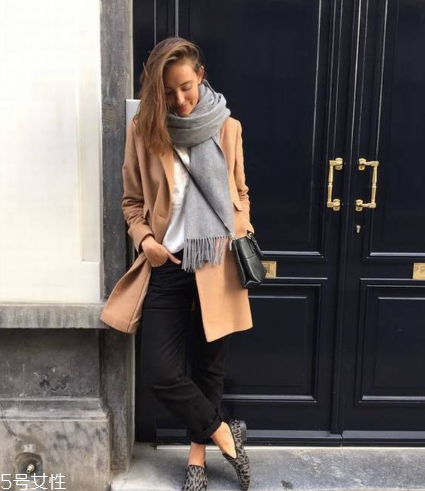 灰色圍巾配什么顏色的衣服好看？來跟著街拍達人學(xué)學(xué)