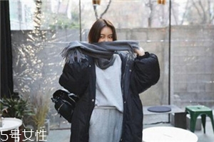 灰色圍巾配什么顏色的衣服好看？來跟著街拍達人學(xué)學(xué)