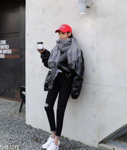 灰色圍巾配什么顏色的衣服好看？來跟著街拍達人學(xué)學(xué)