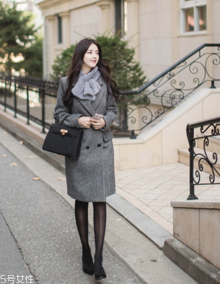 灰色圍巾配什么顏色的衣服好看？來跟著街拍達人學(xué)學(xué)