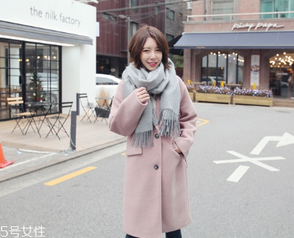 灰色圍巾配什么顏色的衣服好看？來跟著街拍達人學(xué)學(xué)