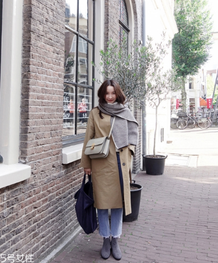 灰色圍巾配什么顏色的衣服好看？來跟著街拍達人學(xué)學(xué)