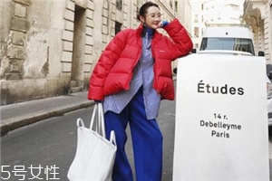 紅色羽絨服搭配什么鞋子？鞋子搭配也是關(guān)鍵