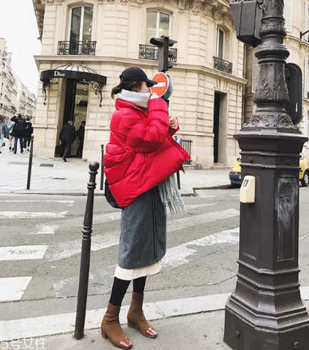 紅色羽絨服搭配什么鞋子？鞋子搭配也是關鍵