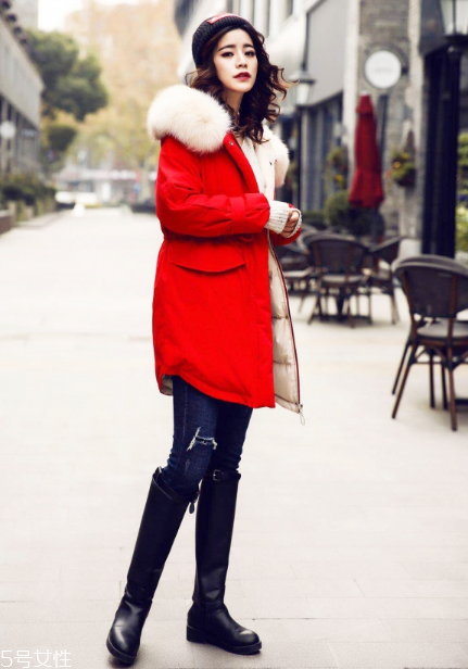 紅色羽絨服搭配什么鞋子？鞋子搭配也是關鍵