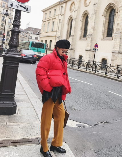 紅色羽絨服搭配什么鞋子？鞋子搭配也是關鍵