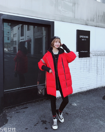 紅色羽絨服搭配什么鞋子？鞋子搭配也是關鍵