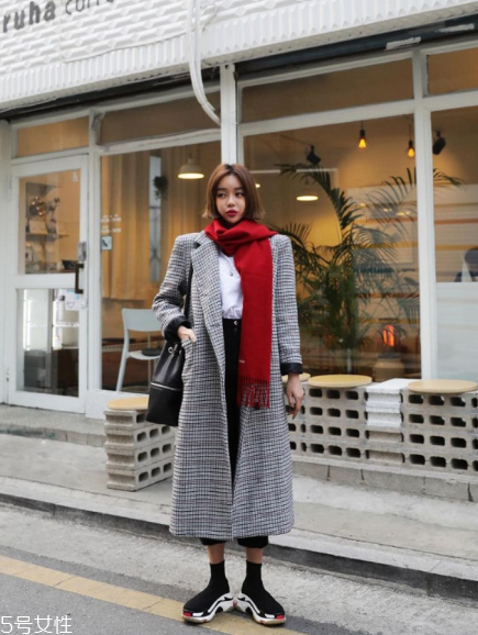 小個(gè)子適合穿過(guò)膝大衣嗎？這樣穿分分鐘視覺(jué)增高