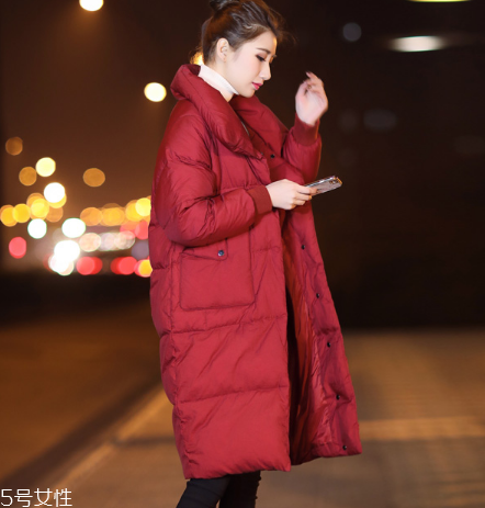 紅色羽絨服里面穿什么？保暖時尚兩不誤