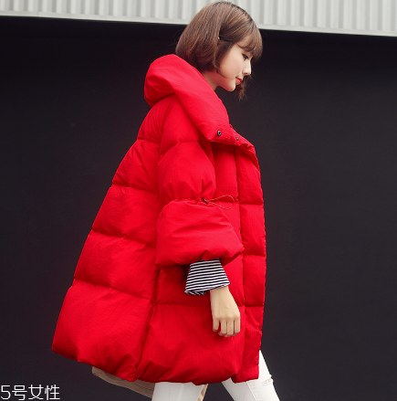 紅色羽絨服里面穿什么？保暖時尚兩不誤