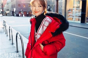 紅色羽絨服里面穿什么？保暖時尚兩不誤
