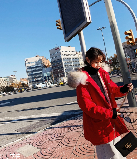 紅色羽絨服里面穿什么？保暖時尚兩不誤