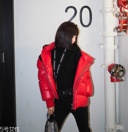 紅色羽絨服里面穿什么？保暖時尚兩不誤