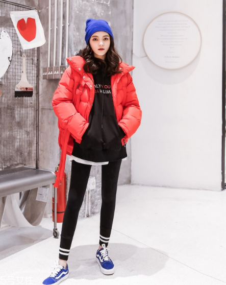 紅色羽絨服里面穿什么？保暖時尚兩不誤