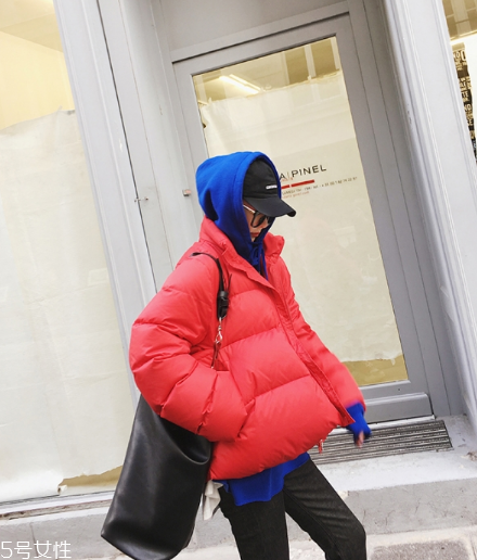 紅色羽絨服里面穿什么？保暖時尚兩不誤