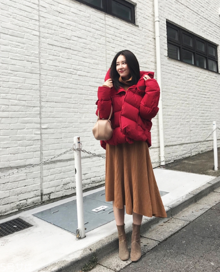 紅色羽絨服里面穿什么？保暖時尚兩不誤