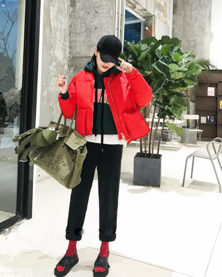 紅色羽絨服搭配什么褲子？四種混搭讓你潮范兒十足