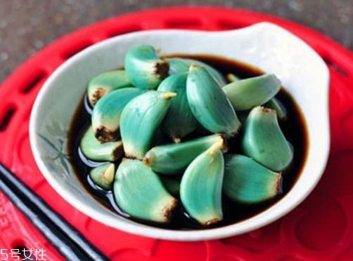 臘八蒜放冷的地方還是熱的地方好？視情況而定