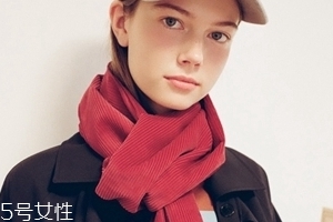 冬天圍巾什么顏色好看？為你推薦經(jīng)典款圍巾