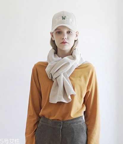 冬天圍巾什么顏色好看？為你推薦經(jīng)典款圍巾