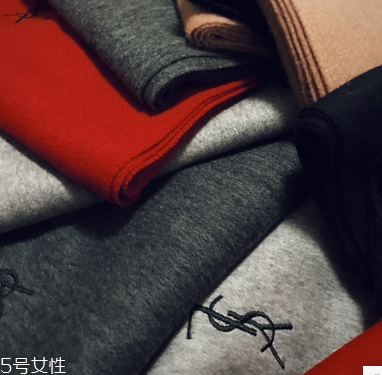 冬天圍巾什么顏色好看？為你推薦經(jīng)典款圍巾