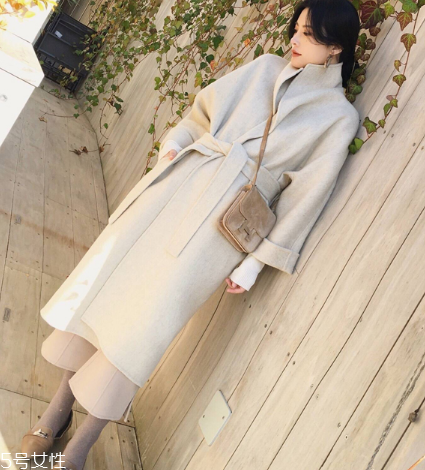 大衣要買大一號嗎？不只是顯瘦顯高那么簡單