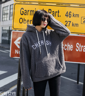 冬天衛(wèi)衣怎么穿更時髦？小心機教你把衛(wèi)衣穿出時尚感