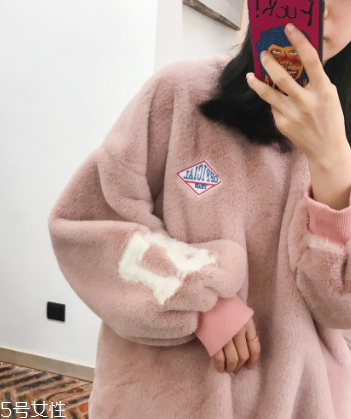 冬天衛(wèi)衣怎么穿更時髦？小心機教你把衛(wèi)衣穿出時尚感