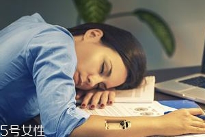 熬夜長(zhǎng)膘什么原因？疲勞使人食欲大開