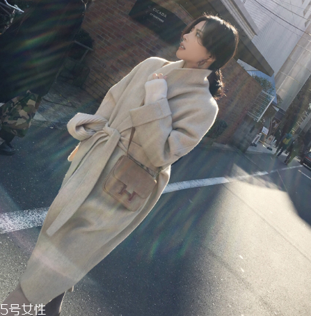 大衣會(huì)越穿越大嗎？一定要注意這幾個(gè)壞習(xí)慣