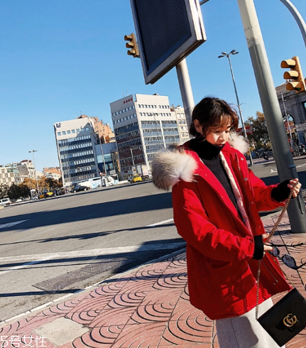 紅色羽絨服搭配什么顏色毛衣？色彩搭配不止黑白灰