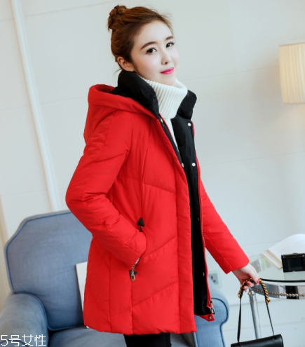 紅色羽絨服搭配什么顏色毛衣？色彩搭配不止黑白灰