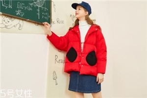 紅色羽絨服搭配什么顏色毛衣？色彩搭配不止黑白灰