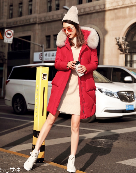 紅色羽絨服搭配什么顏色毛衣？色彩搭配不止黑白灰