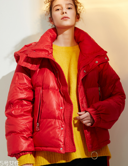 紅色羽絨服搭配什么顏色毛衣？色彩搭配不止黑白灰