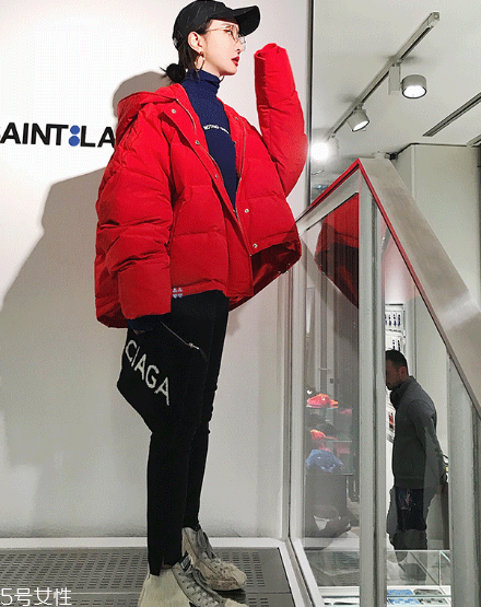 紅色羽絨服搭配什么顏色毛衣？色彩搭配不止黑白灰