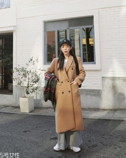 過膝大衣配什么褲子？各種混搭瞬間出眾