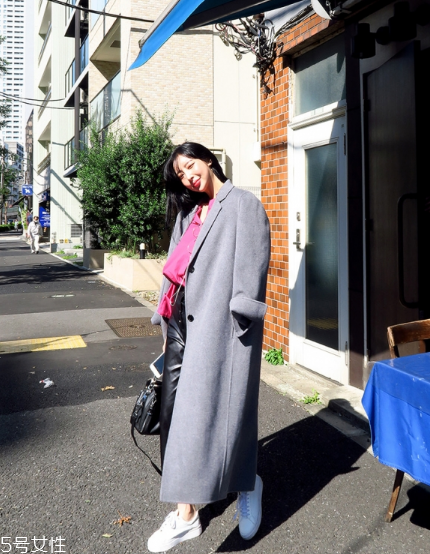 過膝大衣配什么褲子？各種混搭瞬間出眾