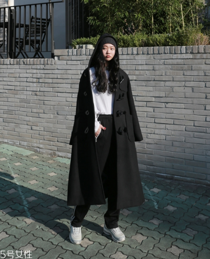 過膝大衣配什么褲子？各種混搭瞬間出眾
