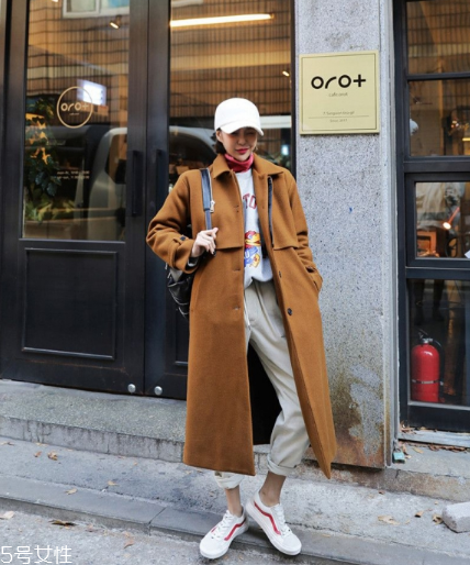 過膝大衣配什么褲子？各種混搭瞬間出眾